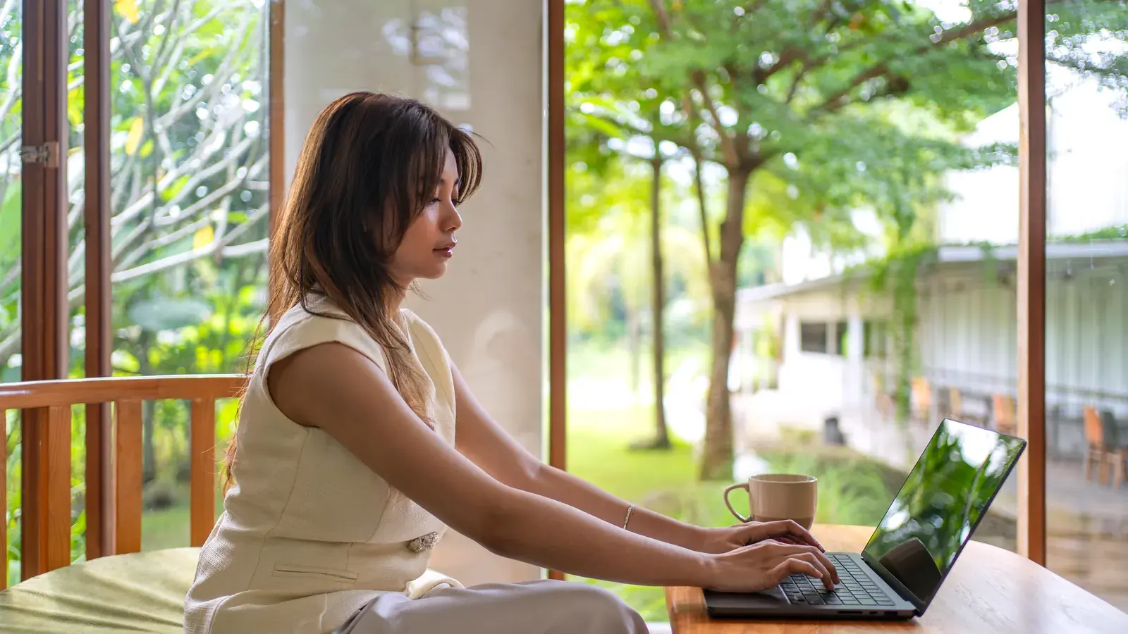 Virtual assistant Indonesia bekerja dengan laptop di ruangan terang.