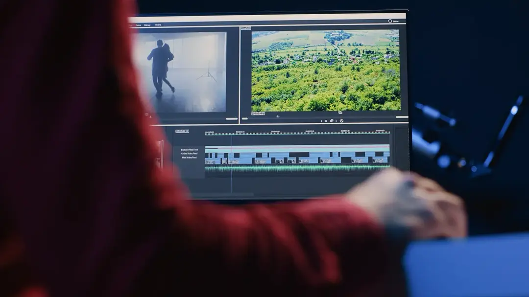 Editor video memeriksa rekaman di layar.