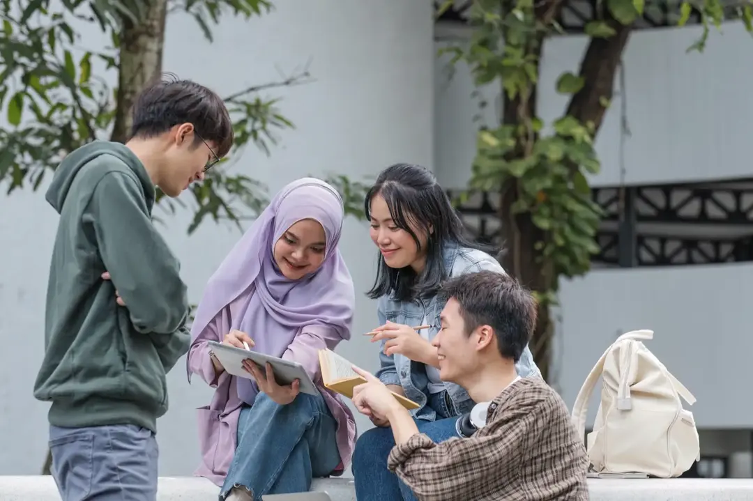 Sekelompok mahasiswa membaca buku bersama.